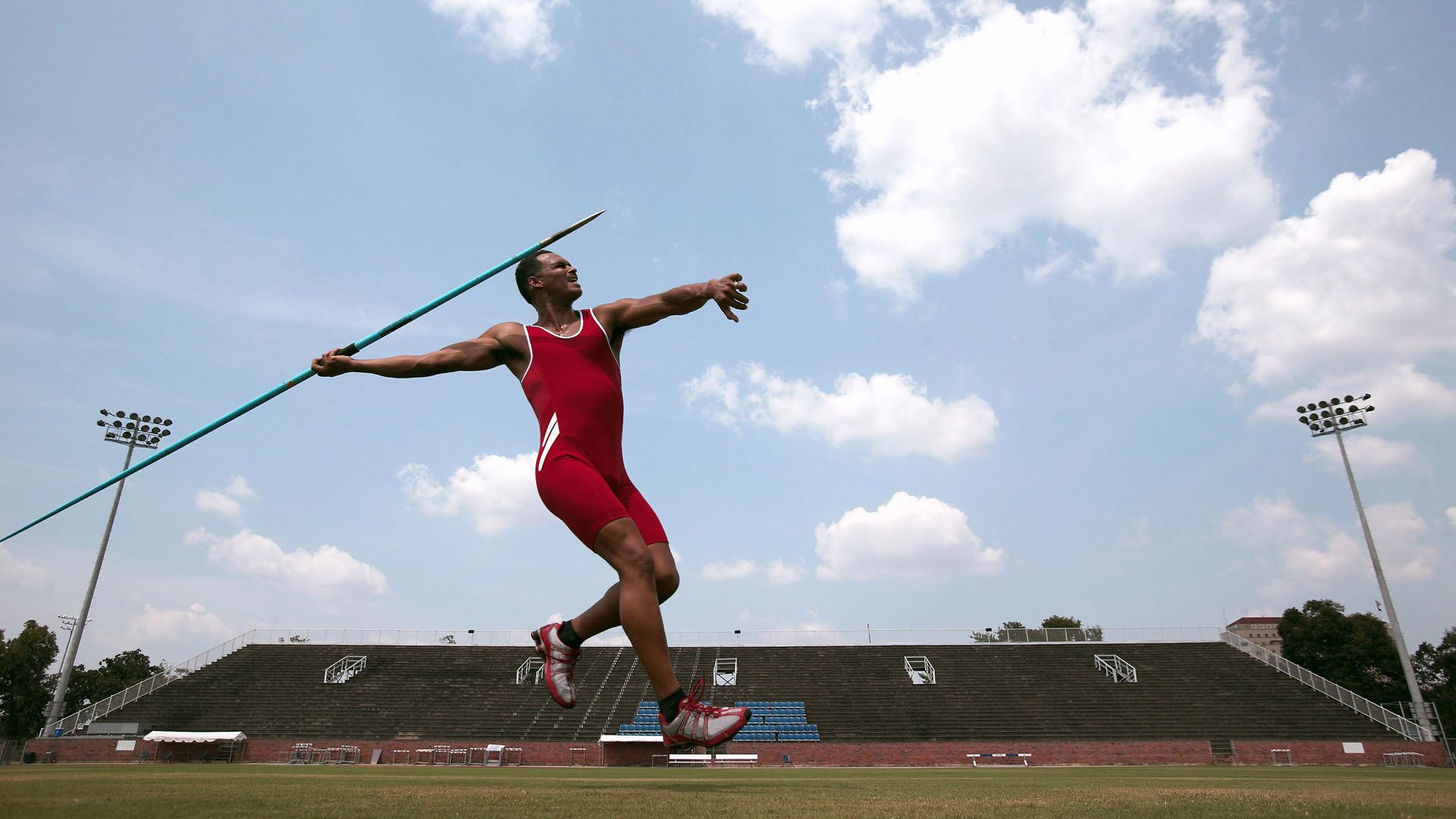 F1年度争冠之夜，迪亚斯关键回合不手软，一弯定乾坤